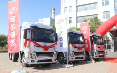 Первая поставка! Электромобилизация большегрузных автомобилей в Ордосе вышла на новый уровень благодаря новым электрическим грузовикам Jinlong New Energy.