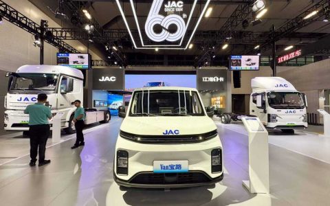 Высокий дизайн и долгий пробег, основной акцент на комфорт и высокую грузоподъемность — какой потенциал у электрического логистического фургона JAC Van Baolu?
