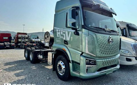 Реальные фотографии седельного тягача Chenglong H5V на природном газе мощностью 540 л.с.