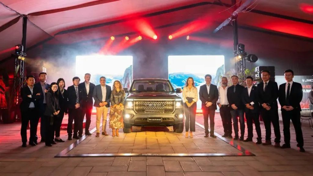 Новая полностью электрическая модель от Jiangling была представлена на международном автомобильном выставке в Боготе 2024 года.