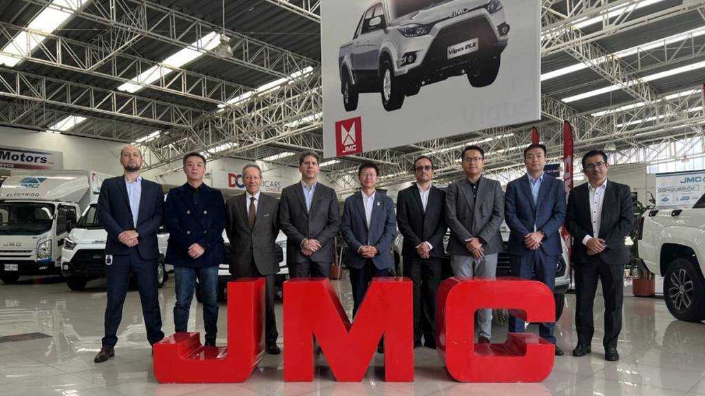 Новая полностью электрическая модель от Jiangling была представлена на международном автомобильном выставке в Боготе 2024 года.
