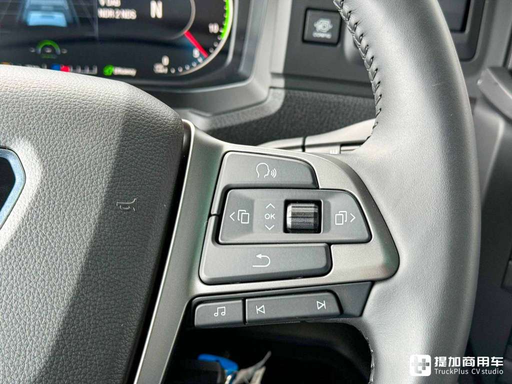 В честь столетия появления дизельного двигателя с прямым впрыском, реальный снимок модели MAN TGX в юбилейном дизельном исполнении.