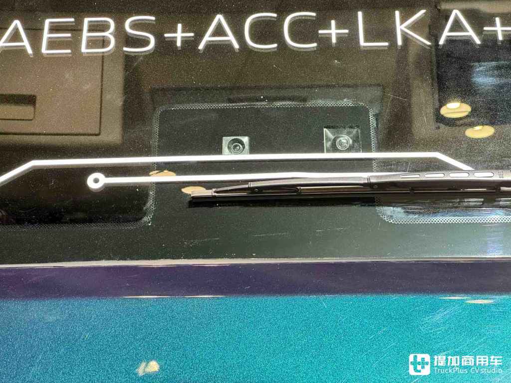 Внешний вид кольца звездного собрания, двигатель Fokang A15 + сверхбольшая жилая кабина, флагманский тягач Auman Galaxy 9 с возможностью мытья и умывания внутри автомобиля, фото в реальных условиях.