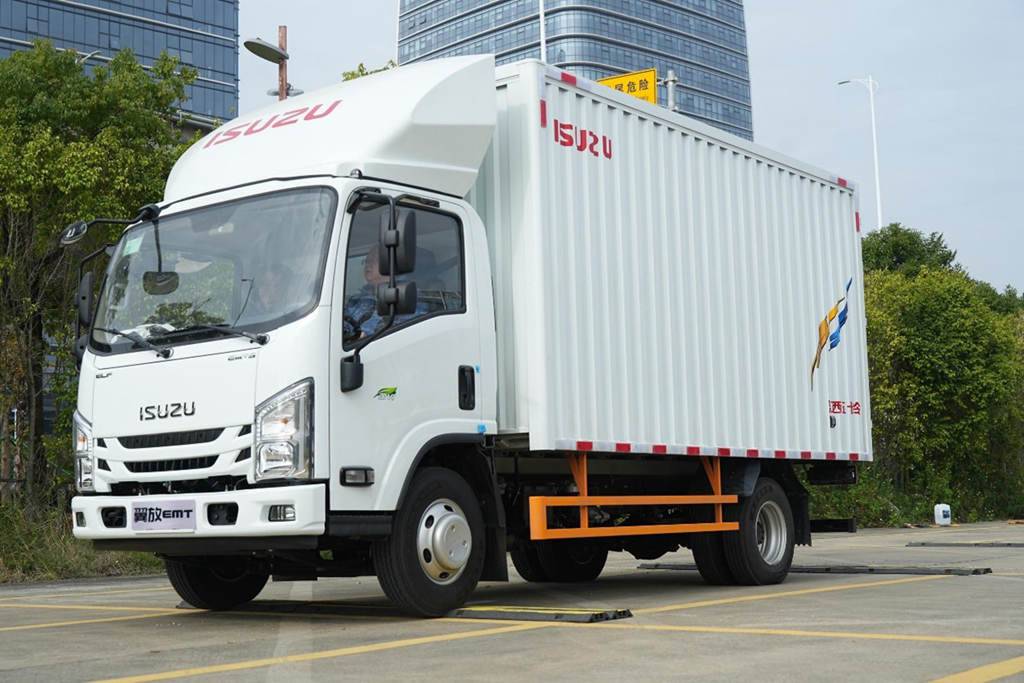 Тест на предельную нагрузку 15,3 тонны: Jiangxi Isuzu Wing EMT Mammoth вышел на рынок с мощным стартом.