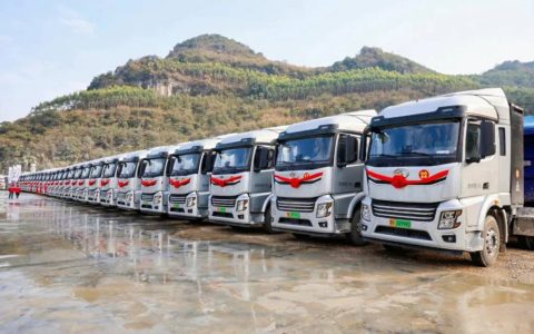 Массовая поставка электрических тяжёлых грузовиков Jinlong в Гуанси, способствующая зелёной трансформации и модернизации транспортной отрасли.