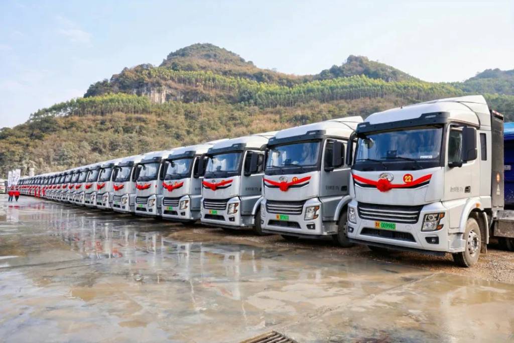 Массовая поставка электрических тяжёлых грузовиков Jinlong в Гуанси, способствующая зелёной трансформации и модернизации транспортной отрасли.