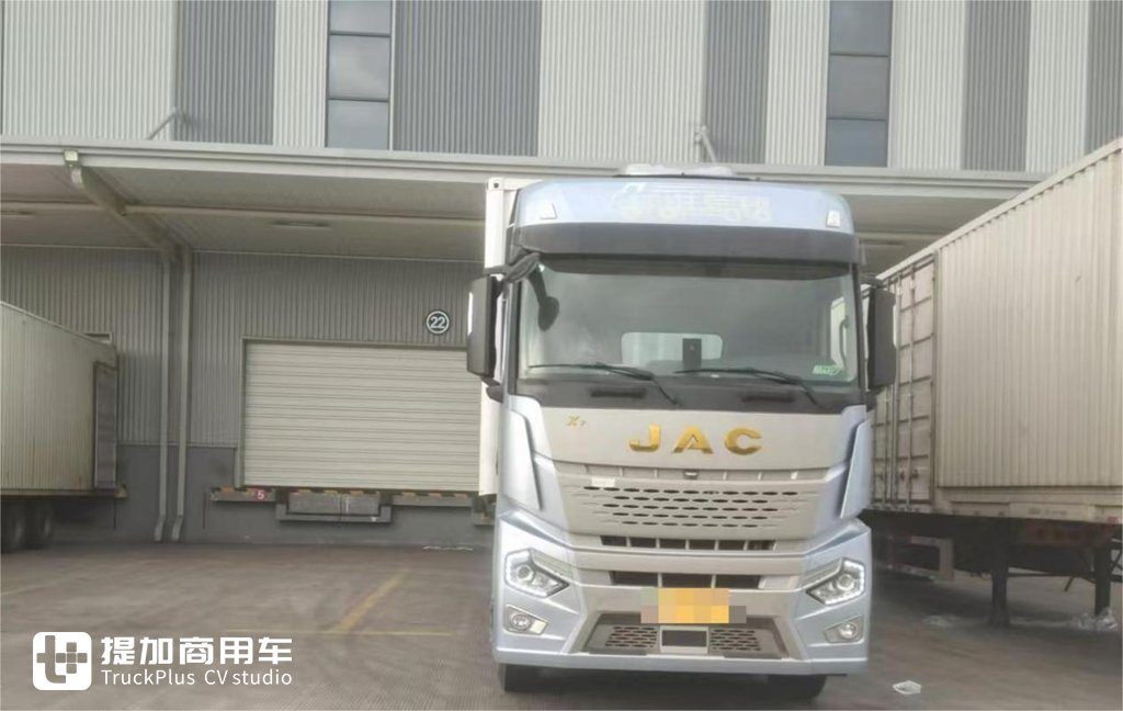 Последний выбор поклонников тяжёлых грузовиков JAC — JAC Xingyao X7 помогает господину Чжэну в его пути к богатству в грузоперевозках.