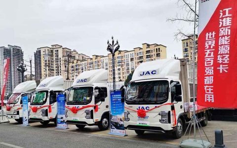 Легкий грузовик JAC New Energy ES6 выходит на рынок в четырех городах, задавая новый тренд зеленой городской доставки в 2025 году.
