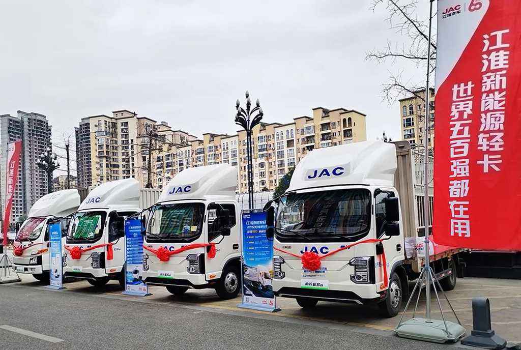 Легкий грузовик JAC New Energy ES6 выходит на рынок в четырех городах, задавая новый тренд зеленой городской доставки в 2025 году.