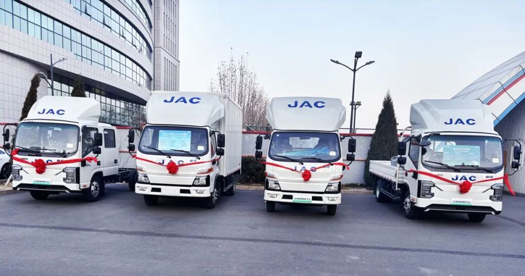 Легкий грузовик JAC New Energy ES6 выходит на рынок в четырех городах, задавая новый тренд зеленой городской доставки в 2025 году.