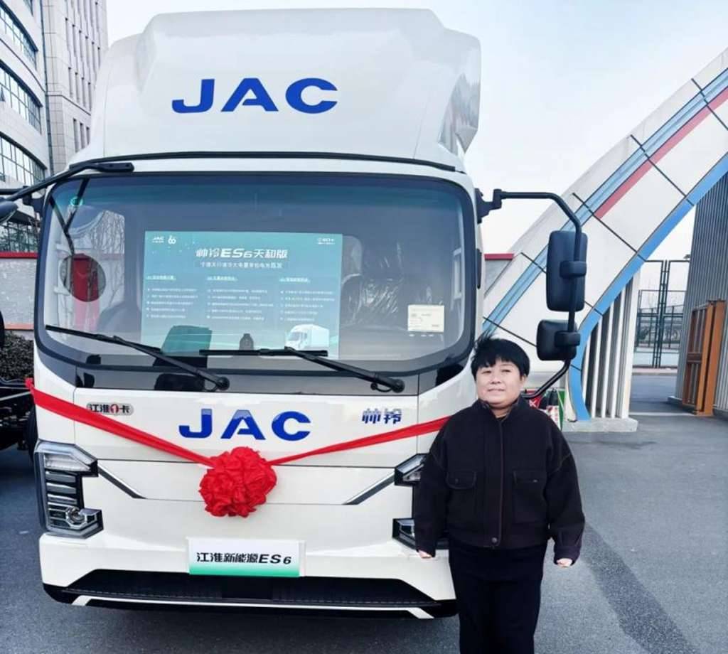 Легкий грузовик JAC New Energy ES6 выходит на рынок в четырех городах, задавая новый тренд зеленой городской доставки в 2025 году.