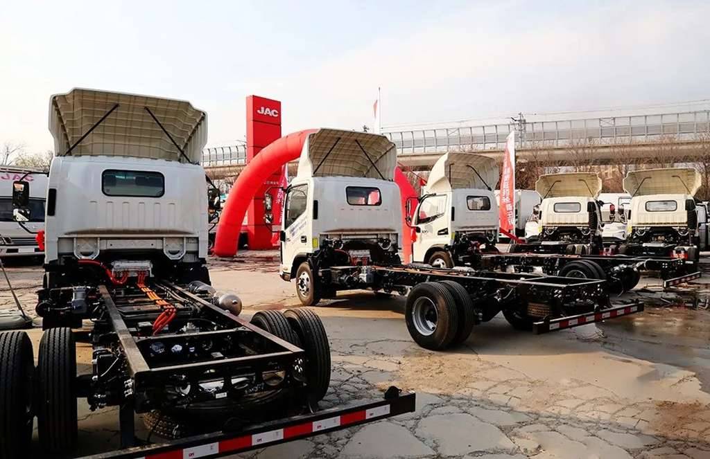 Легкий грузовик JAC New Energy ES6 выходит на рынок в четырех городах, задавая новый тренд зеленой городской доставки в 2025 году.