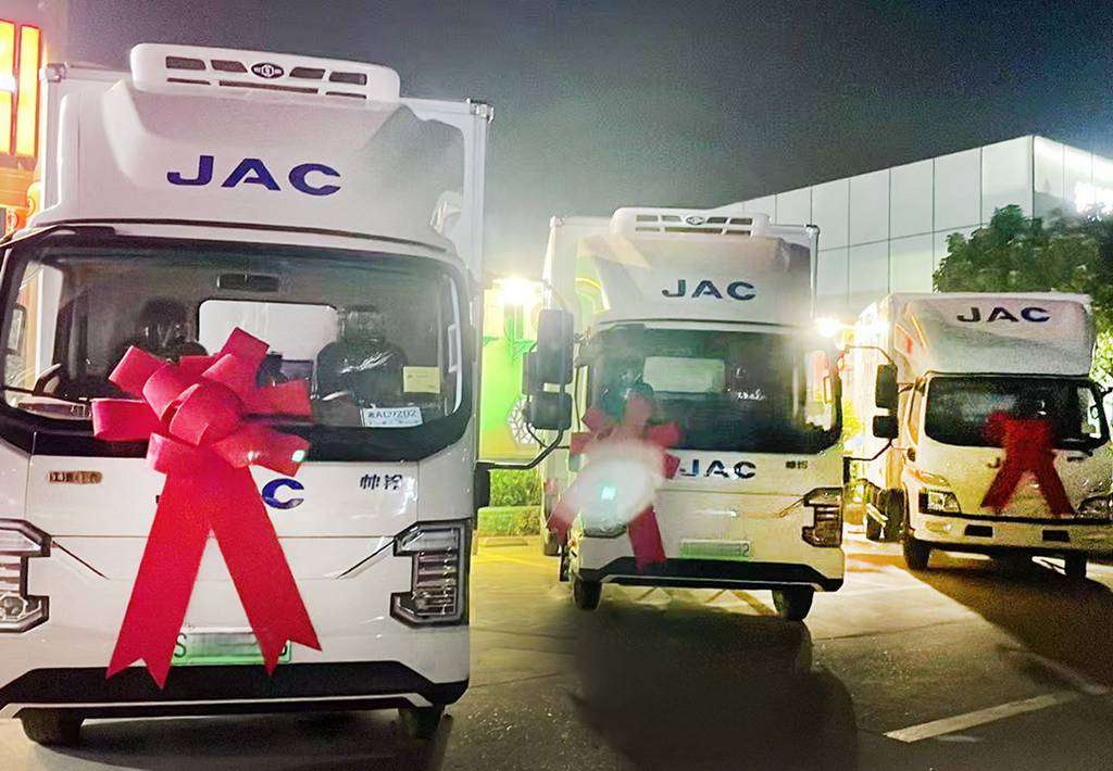 Легкий грузовик JAC New Energy ES6 выходит на рынок в четырех городах, задавая новый тренд зеленой городской доставки в 2025 году.