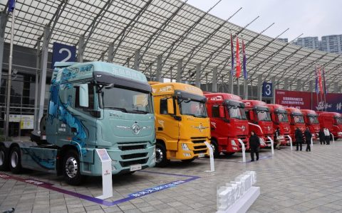 Шестое поколение автомобилей уже на подходе! На выставке партнерской конференции Dongfeng Commercial Vehicles 2025 представлено множество моделей. Какие ключевые характеристики и конфигурации заслуживают внимания?