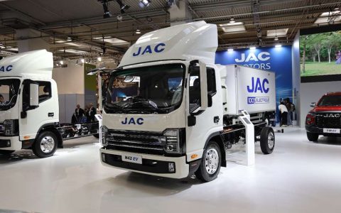 В стандартной комплектации L2 ADAS: Jianghuai N42 — китайский легкий грузовик с большими отличиями от европейской версии