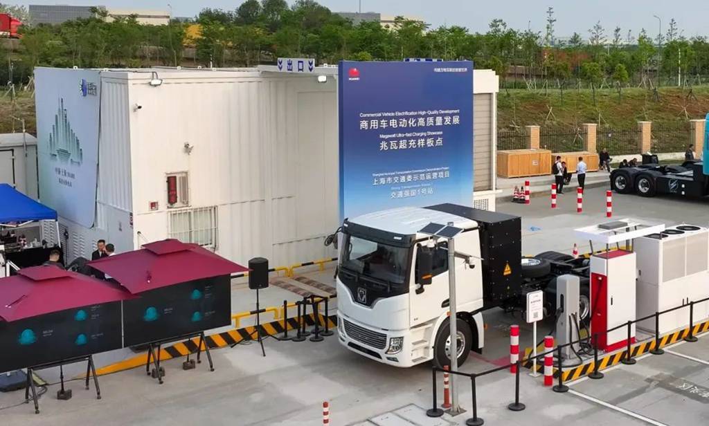 Зарядка за 5 минут на 100 километров! Автомобили XCMG в партнерстве с Huawei движутся к "новой эре мегаватт-зарядки"