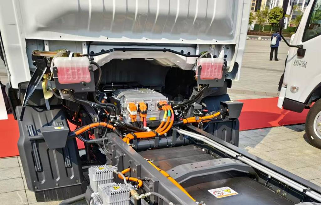 ​​450 км автономности! Новый электрогрузовик Chenglong L2V с большим аккумулятором для бесперебойных городских перевозок​​