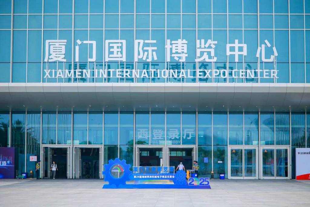 KING LONG Hydrogen Energy Heavy-duty Truck Shines at the 2025 Xiamen Industrial Fair and Cross-Strait Machinery & Electronics Trade Show, Demonstrating Core Strength