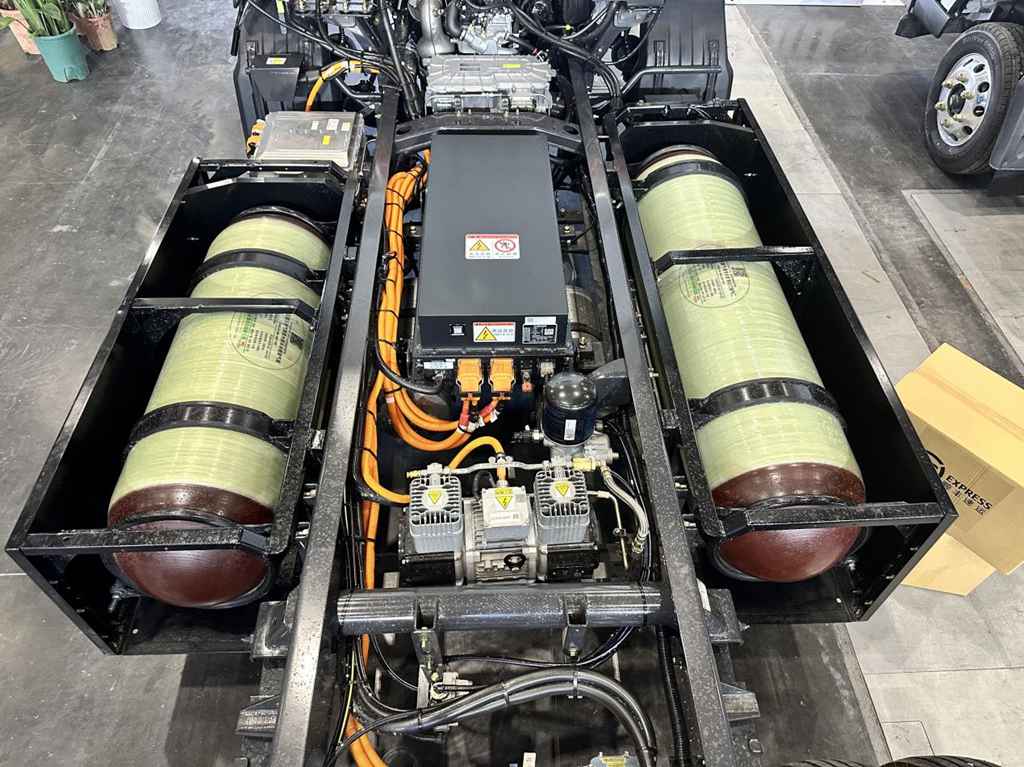 ​​Лёгкий грузовик Dongfeng Liuzhou Motor Yiwei 2 CNG с увеличенным запасом хода: Сколько скрытых выгод для прибыли он таит?​​