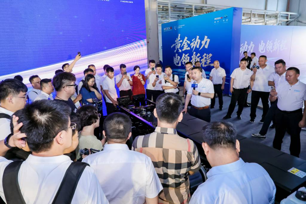 ​​Weichai LANDKING Stellar: Суперэлектрическая золотая сила и новое поколение легких грузовиков X7 официально представлены!​​