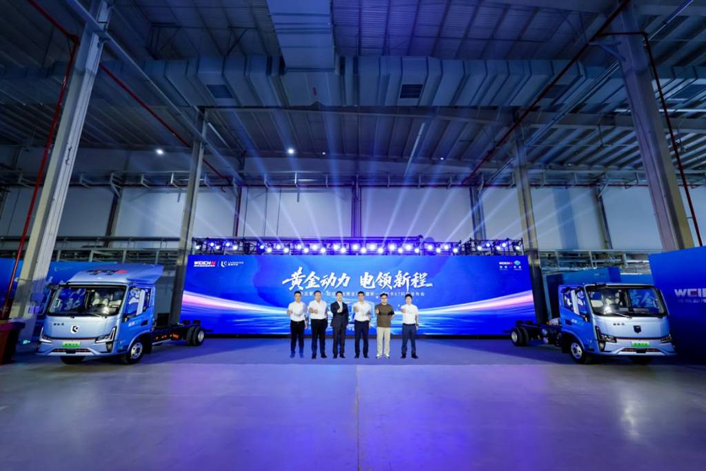 ​​Weichai LANDKING Stellar: Суперэлектрическая золотая сила и новое поколение легких грузовиков X7 официально представлены!​​