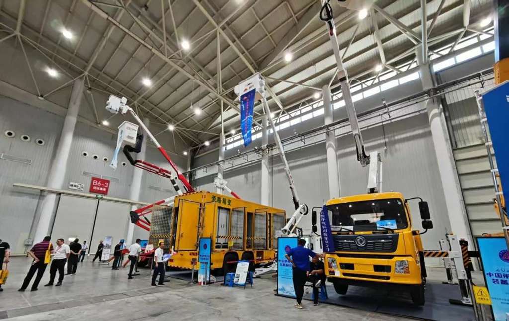 ​​Технологический прорыв и надежная основа! 11 спецмашин на шасси Dongfeng на выставке электрооборудования Китая​​