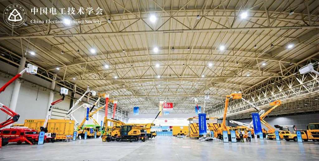 ​​Технологический прорыв и надежная основа! 11 спецмашин на шасси Dongfeng на выставке электрооборудования Китая​​