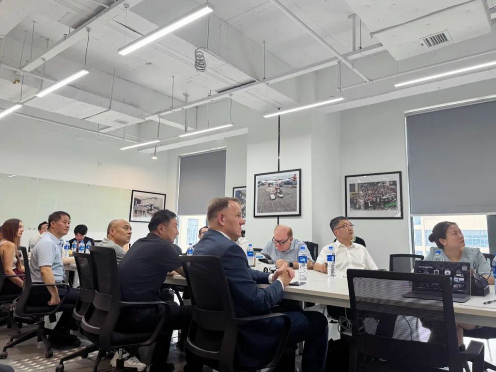 Компания Windrose Technology приняла делегацию Торговой палаты Мексики, продемонстрировав электрический тягач с запасом хода 670 км