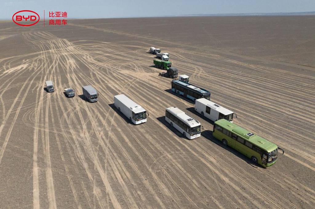 Экстремальный тест при +81.7°C на поверхности земли! Новый автобус BYD успешно прошел испытания в Турфане.