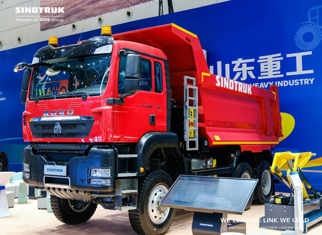 ​​Не просто "универсальность", но и "специализация"! SINOTRUK All-Terrain Defender – гарантия успеха специальных перевозок!​​