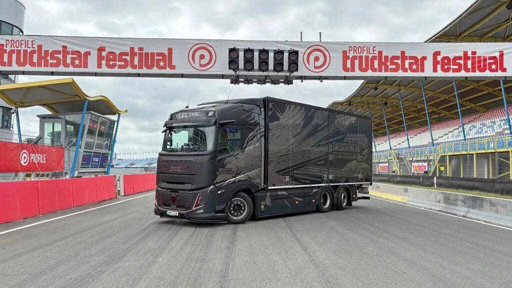 Le camion Volvo dévoilera sa version Swedish Metal Edition lors du Truckstar Festival aux Pays-Bas.