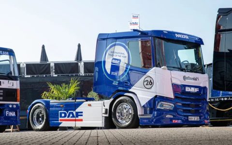 Электрический автогонщик DAF официально начал работу; его водителем является 84-летний пожилой человек.