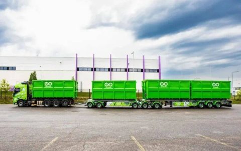 Длина поезда составляет почти 34 метра? В Финляндии был представлен первый в стране поезд с четырьмя контейнерными крюковыми узлами — его двенадцатитяговое исполнение специально разработано для дальних перевозок.