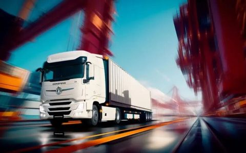 «Dongfeng Tianlong GX» — китайский бренд двухосного прицепного тягача, лидирующий по объемам продаж в России.