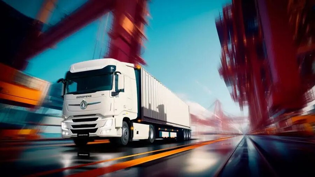 «Dongfeng Tianlong GX» — китайский бренд двухосного прицепного тягача, лидирующий по объемам продаж в России.