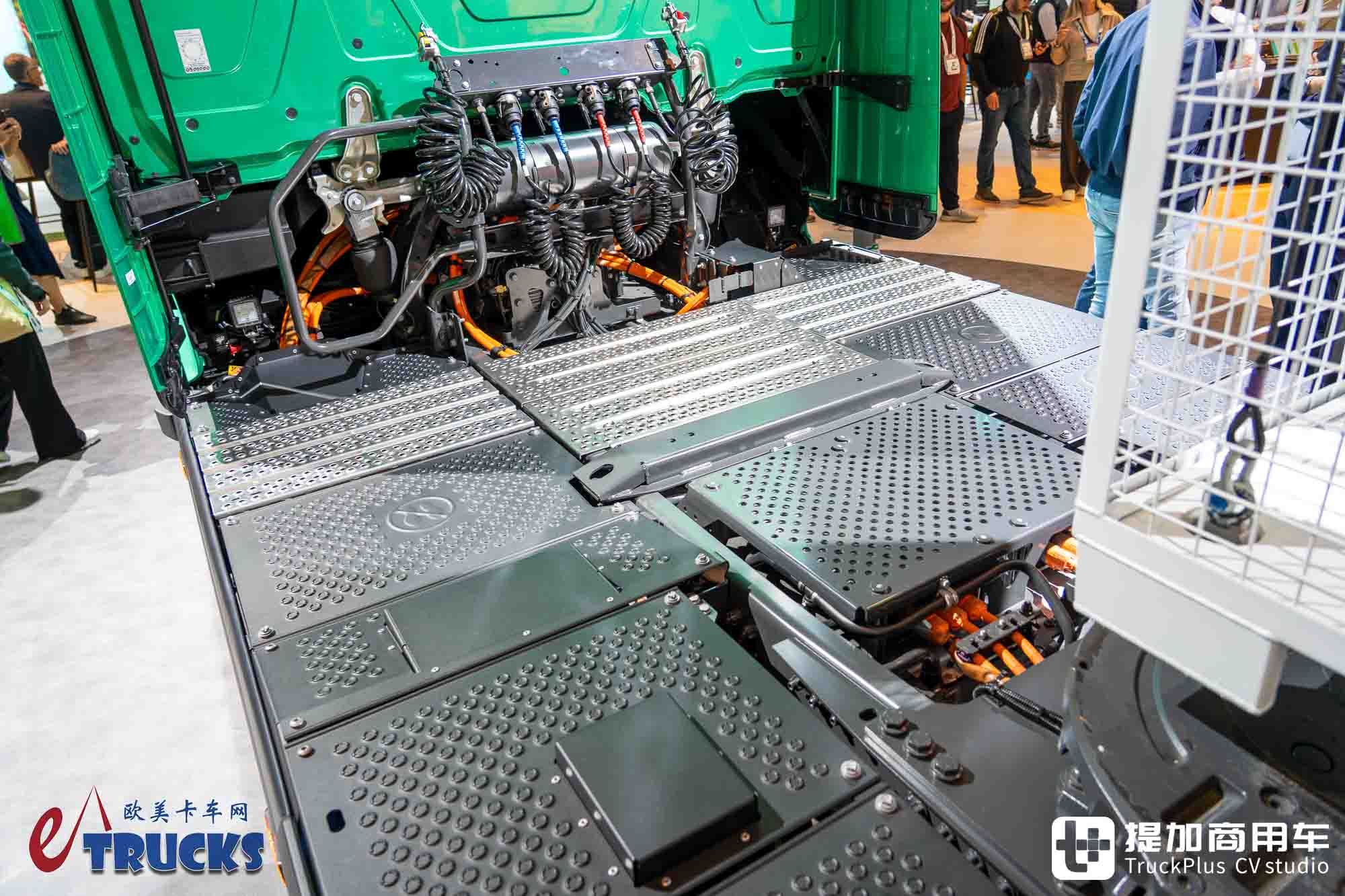 IAA 2026: умеет ли магистральный электрический грузовик играть в низкую седёлку? Детальный обзор тягача Mercedes-Benz eActros Lowliner