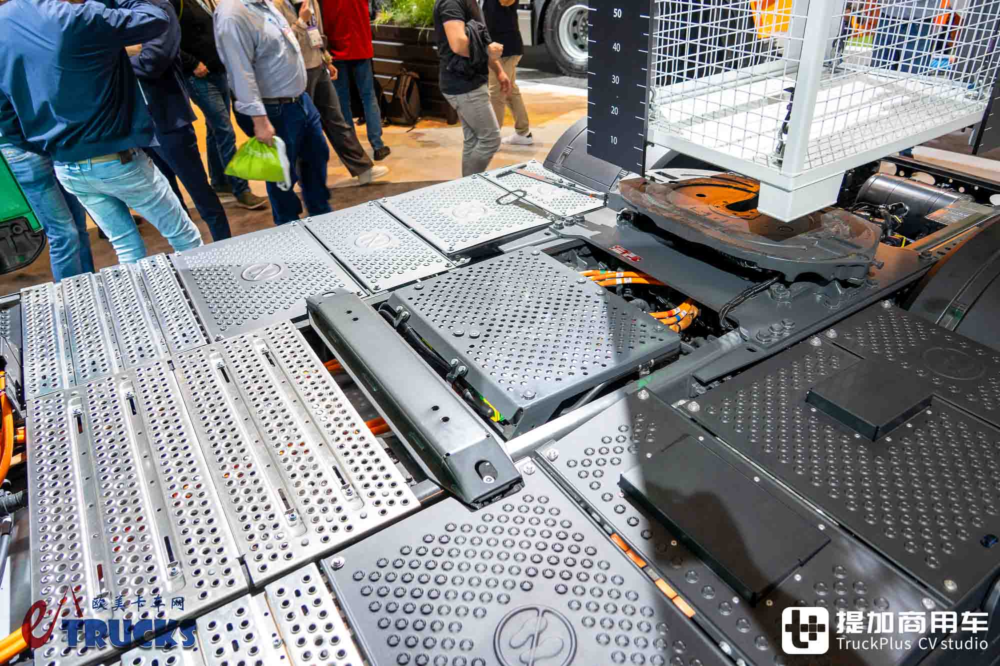IAA 2026: умеет ли магистральный электрический грузовик играть в низкую седёлку? Детальный обзор тягача Mercedes-Benz eActros Lowliner