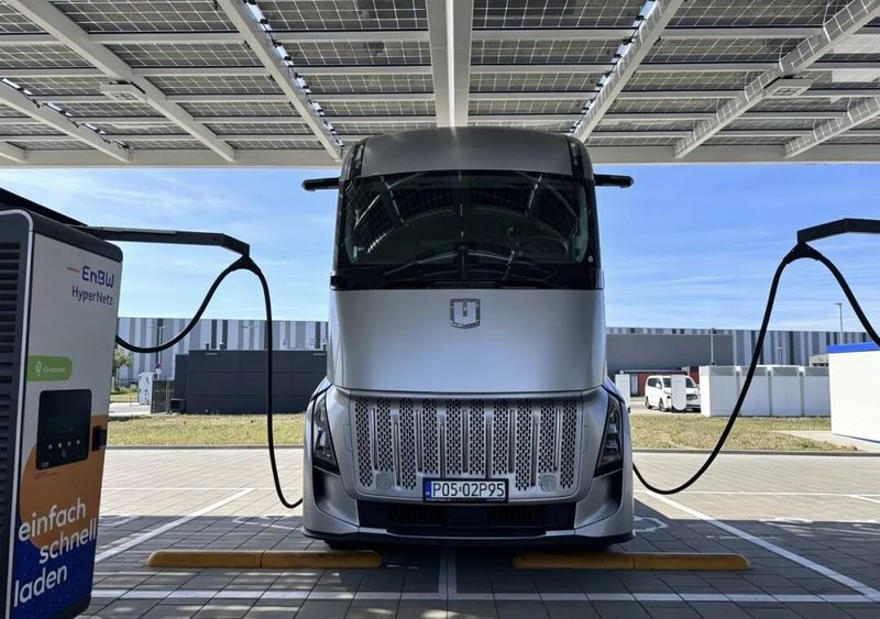 Электрогрузовик Farizon Homtruck на зарядной станции EnBW