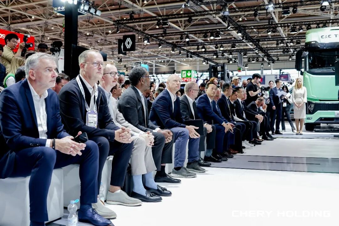 United Trucks представила в Ганновере глобальное комплексное решение по перевозкам: первая клиентская машина коридора Китай–Евразия передана одновременно