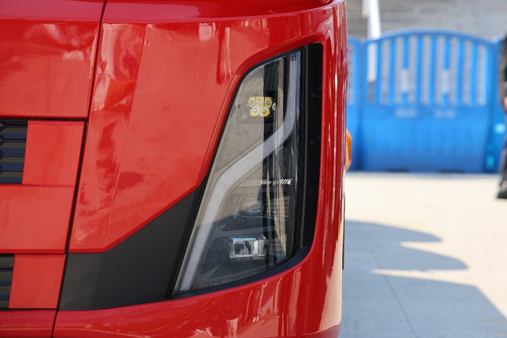 80% за 18 минут! Dongfeng Tianlong KH запускает сверхбыструю зарядку и полностью обновлённую кабину