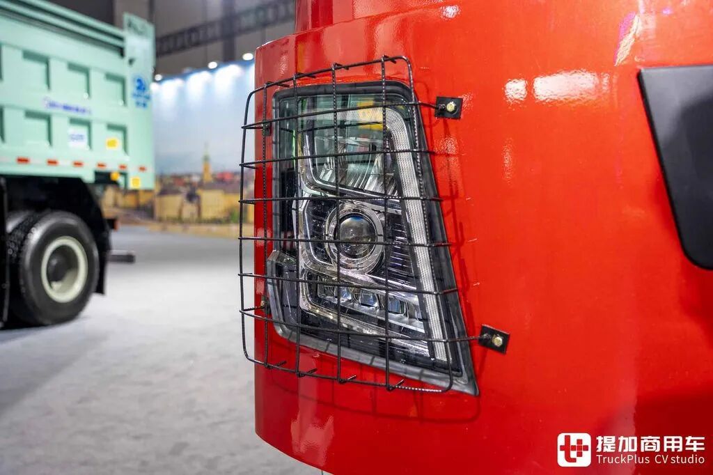 Самый мощный китайский тягач для негабаритных грузов? 8×8 + АКПП + 660 л.с.: детальная фотоэкскурсия по Shaanxi Delong X5000