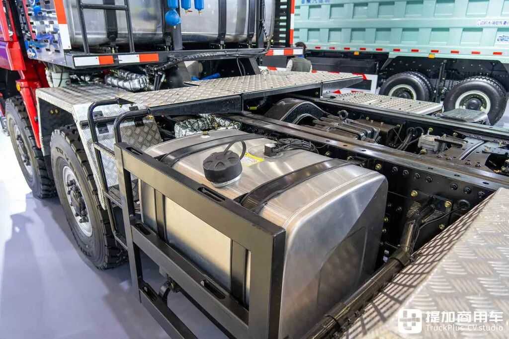 Самый мощный китайский тягач для негабаритных грузов? 8×8 + АКПП + 660 л.с.: детальная фотоэкскурсия по Shaanxi Delong X5000