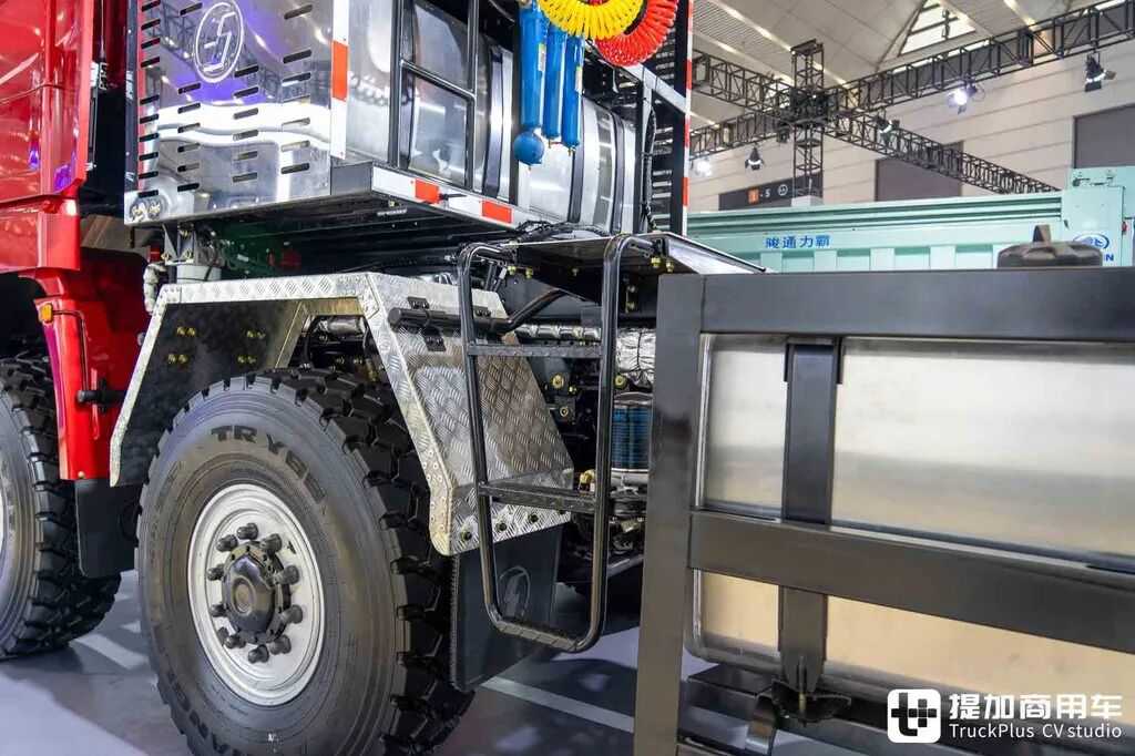 Самый мощный китайский тягач для негабаритных грузов? 8×8 + АКПП + 660 л.с.: детальная фотоэкскурсия по Shaanxi Delong X5000