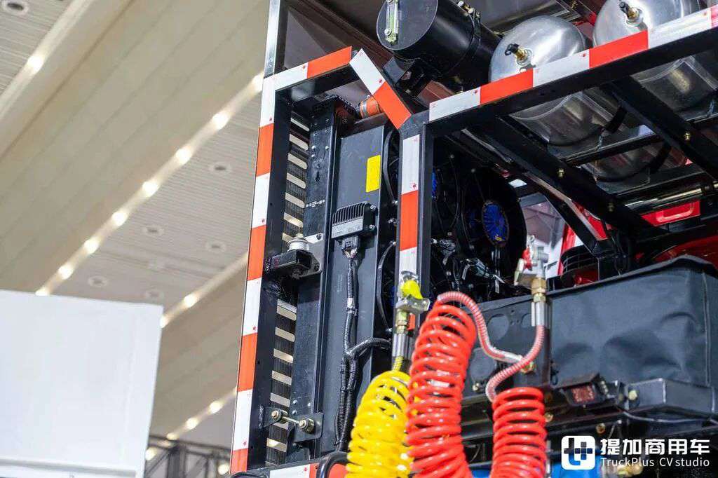 Самый мощный китайский тягач для негабаритных грузов? 8×8 + АКПП + 660 л.с.: детальная фотоэкскурсия по Shaanxi Delong X5000